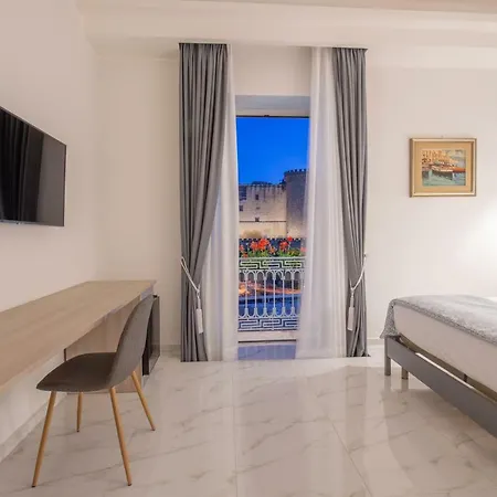 Main - Municipio 4* נאפולי