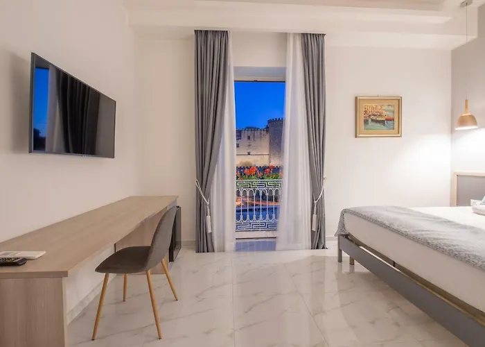 Main - Municipio 4* Неаполь